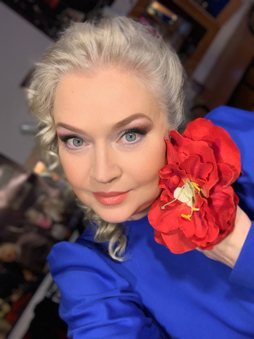 ОЛЕНА ХИЖНА